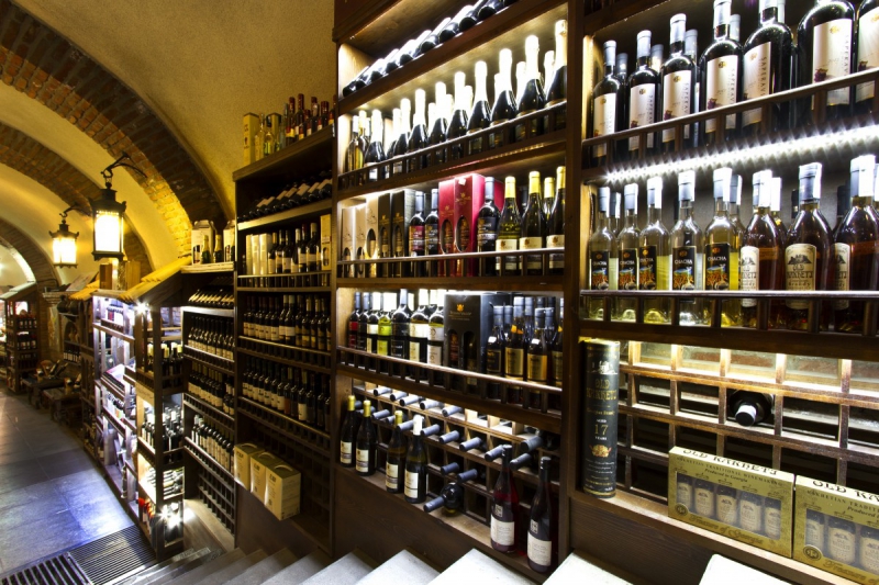 bar-BARJOLS-min_world_street_travel_shop_canon_georgia_wine_bottles-429767